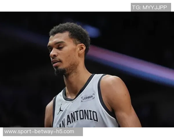 戈贝尔因垫脚文班遭罚一级恶意与技犯马刺获四罚球及球权优势